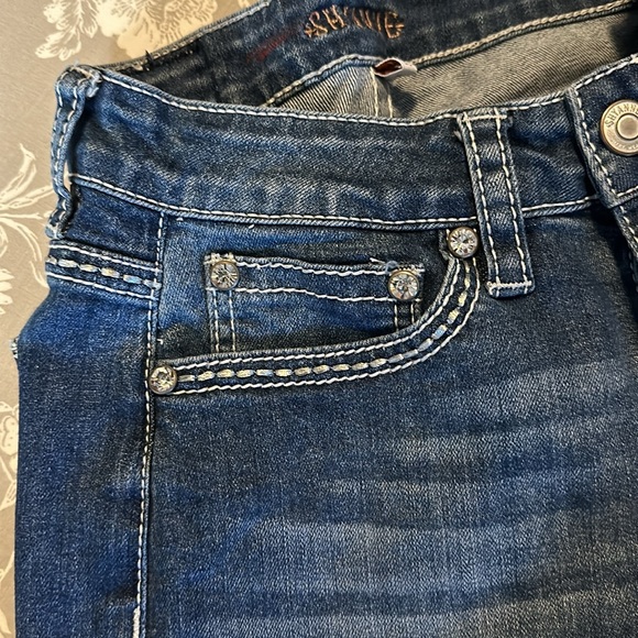 SHYANNE MID RISE JEANS SHORTS - Picture 8 of 9